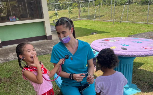 护理学生Genevieve Casucci和孩子们在哥斯达黎加