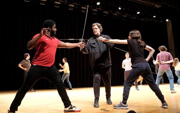 在韦斯顿的舞台动作课上，学生和老师在舞台上斗剑